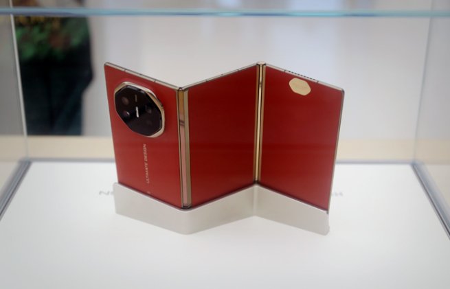 Huawei выводит на мировой рынок первый «трехскладной» смартфон Huawei выводит на мировой рынок первый «трехскладной» смартфон