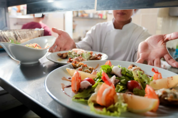 Почти половина россиян стали реже посещать заведения общественного питания Почти половина россиян стали реже посещать заведения общественного питания