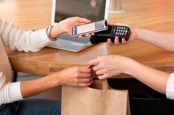 Россияне стали в два раза чаще оплачивать покупки по QR-коду и биометрии Россияне стали в два раза чаще оплачивать покупки по QR-коду и биометрии