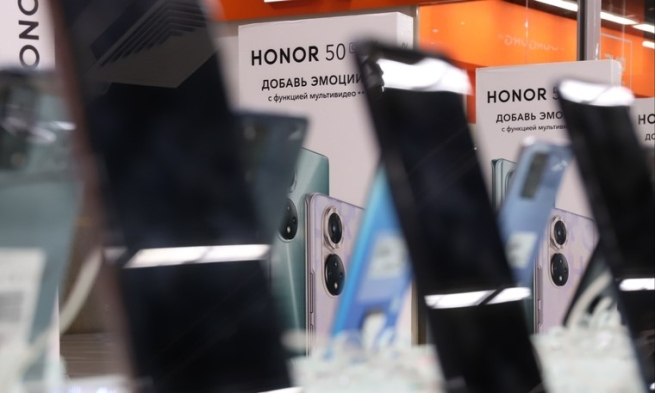 Honor не возобновлял прямые поставки смартфонов в Россию – источники Honor не возобновлял прямые поставки смартфонов в Россию – источники