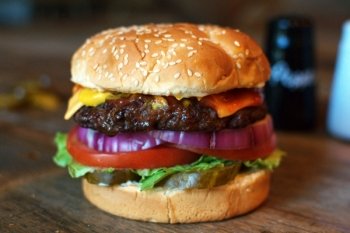 Спилберг запретил сети Carl’s Jr. продавать «спилбургеры» Спилберг запретил сети Carl’s Jr. продавать «спилбургеры»