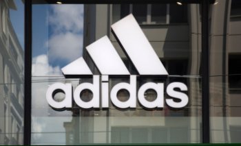 Adidas обвиняют в Греции в нарушении закона о защите памятников старины Adidas обвиняют в Греции в нарушении закона о защите памятников старины