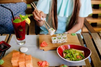 Стало известно, сколько москвичей могут отказаться от фаббинга во время ужина Стало известно, сколько москвичей могут отказаться от фаббинга во время ужина