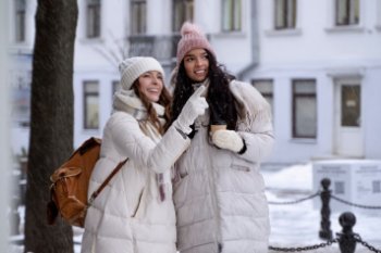 Продажи пуховиков в России упали из-за теплой зимы Продажи пуховиков в России упали из-за теплой зимы