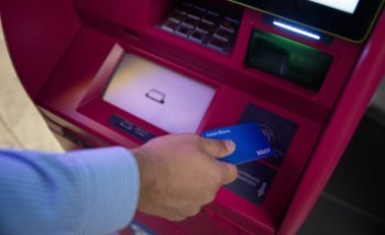 Центробанк РФ назвал признаки мошенничества при снятии наличных Центробанк РФ назвал признаки мошенничества при снятии наличных