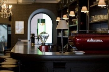 Кафе и рестораны вытесняют бутики из центра Москвы Кафе и рестораны вытесняют бутики из центра Москвы