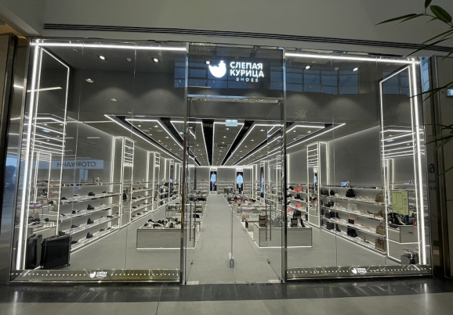 В ТЦ «Метрополис» открылся обувной бутик «Слепая курица»