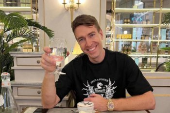 Книжные магазины и маркетплейсы снимают с продажи книги Алекса Лесли Книжные магазины и маркетплейсы снимают с продажи книги Алекса Лесли