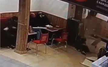 В торговом центре Петербурга девочка с верхнего этажа провалилась в кафе «Бургер Кинг» В торговом центре Петербурга девочка с верхнего этажа провалилась в кафе «Бургер Кинг»