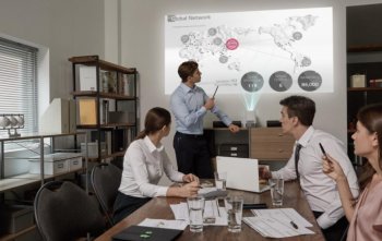 LG анонсировала два новых лазерных проектора LG анонсировала два новых лазерных проектора