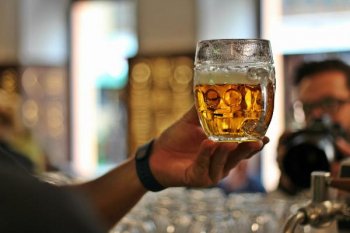 Губернатор Петербурга одобрил смягчение закона о «наливайках» Губернатор Петербурга одобрил смягчение закона о «наливайках»