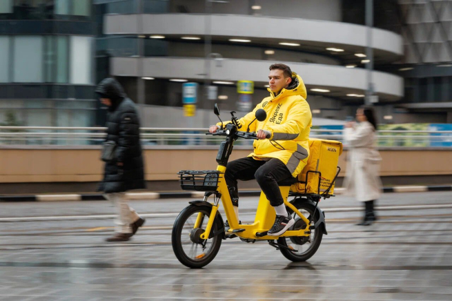 ГИБДД начала массово штрафовать курьеров на электровелосипедах ГИБДД начала массово штрафовать курьеров на электровелосипедах