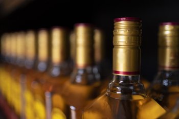 Розничные продажи крепкого алкоголя в России достигли максимума за семь лет Розничные продажи крепкого алкоголя в России достигли максимума за семь лет