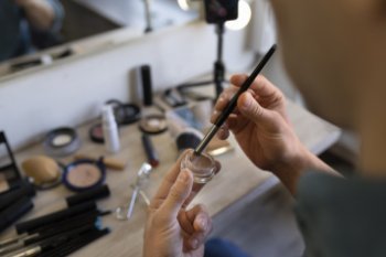 65% онлайн-покупателей приобретает товары для красоты и здоровья через приложения 65% онлайн-покупателей приобретает товары для красоты и здоровья через приложения