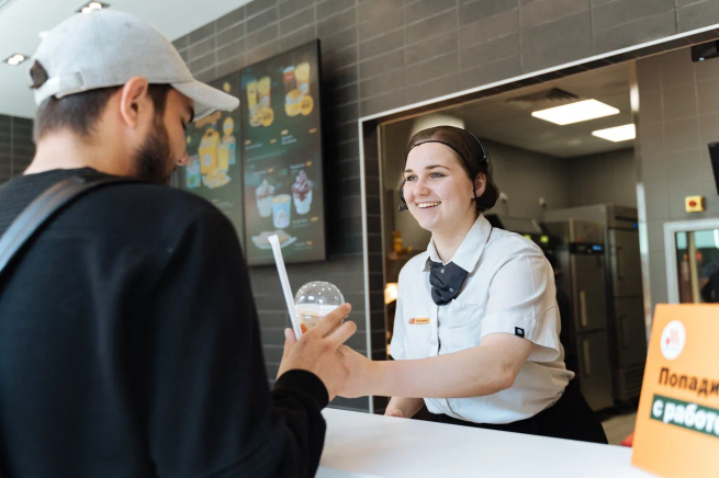 «Вкусно — и точка» открыла юбилейное предприятие с концепцией «Кафе» (Фото) «Вкусно — и точка» открыла юбилейное предприятие с концепцией «Кафе» (Фото)