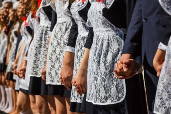 Родители скупают школьную форму советского образца к последнему звонку Родители скупают школьную форму советского образца к последнему звонку