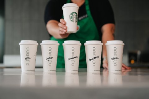 Starbucks отменяет дополнительную плату за альтернативное молоко в кофе Starbucks отменяет дополнительную плату за альтернативное молоко в кофе