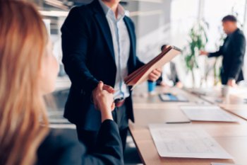 Рынок труда 2025 в ритейле и FMCG: особенности найма и востребованные компетенции руководителей Рынок труда 2025 в ритейле и FMCG: особенности найма и востребованные компетенции руководителей