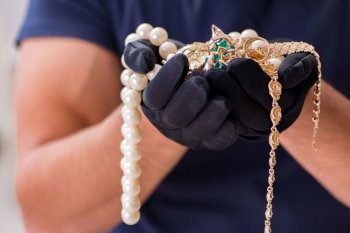 Эксперты по безопасности составили рейтинг самых романтичных правонарушений в ритейле Эксперты по безопасности составили рейтинг самых романтичных правонарушений в ритейле