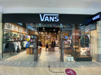 Владелец Vans и The North Face решил закрыть магазины в России Владелец Vans и The North Face решил закрыть магазины в России