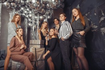 Что входит в бюджет выпускного и сколько россияне готовы на него потратить Что входит в бюджет выпускного и сколько россияне готовы на него потратить