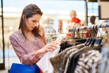 Порядка 80% fashion-ритейлеров в России ограничили программы своего развития Порядка 80% fashion-ритейлеров в России ограничили программы своего развития