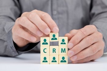 Практический кейс: как CRM помогла перейти от модели «продажа товара» к модели «продажа клиенту» Практический кейс: как CRM помогла перейти от модели «продажа товара» к модели «продажа клиенту»