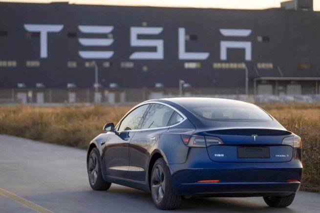 Tesla представит беспилотное такси летом Tesla представит беспилотное такси летом