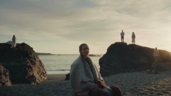 Покупатели начали бойкотировать бренд La Maison Simons за использование темы эвтаназии в рекламе Покупатели начали бойкотировать бренд La Maison Simons за использование темы эвтаназии в рекламе