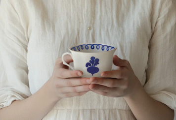 Яндекс Фабрика и Гжельский фарфоровый завод представили коллекцию посуды по мотивам сказки «Репка» Яндекс Фабрика и Гжельский фарфоровый завод представили коллекцию посуды по мотивам сказки «Репка»