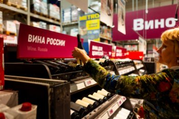 Срок вступления в силу закона о «российской полке» перенесли на год Срок вступления в силу закона о «российской полке» перенесли на год