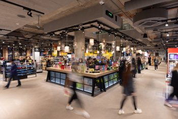 Самый большой парфюмерный супермаркет сети «Золотое Яблоко» открылся в Москве Самый большой парфюмерный супермаркет сети «Золотое Яблоко» открылся в Москве