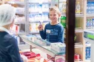 «Азбука Вкуса» поставила за прилавок детей «Азбука Вкуса» поставила за прилавок детей