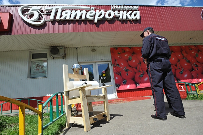 X5 откажется от охранников в магазинах из-за очередного скандала X5 откажется от охранников в магазинах из-за очередного скандала