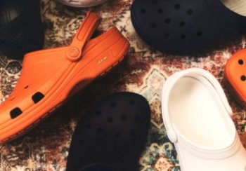 Crocs впервые обновил модель культовых классических сабо Crocs впервые обновил модель культовых классических сабо