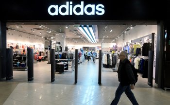 Adidas «незамедлительно» приостановил сотрудничество с РФС Adidas «незамедлительно» приостановил сотрудничество с РФС