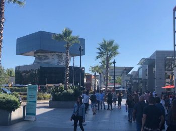 Polygone Riviera: торговый центр среди ручьев и холмов Polygone Riviera: торговый центр среди ручьев и холмов