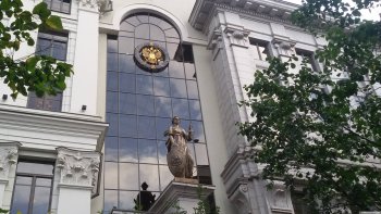 Chanel и Christian Dior продолжают судиться с предпринимателем из-за 6 пар очков Chanel и Christian Dior продолжают судиться с предпринимателем из-за 6 пар очков