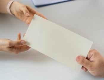 Каждый второй продавец лояльно относится к зарплате в конверте Каждый второй продавец лояльно относится к зарплате в конверте