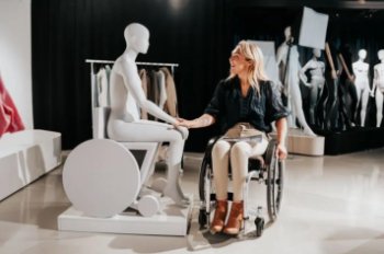 В универмаге Primark появился манекен в инвалидной коляске В универмаге Primark появился манекен в инвалидной коляске