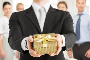 Долгосрочная инвестиция: как бизнес-подарки укрепляют деловые отношения Долгосрочная инвестиция: как бизнес-подарки укрепляют деловые отношения