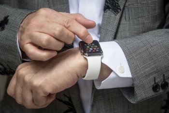 Со смарт-часов предложили взимать сбор Со смарт-часов предложили взимать сбор