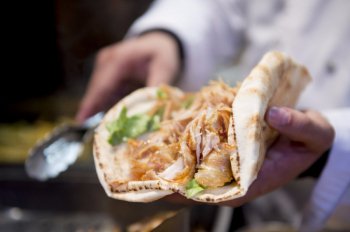 «Как будто с братом поговорил»: народный рейтинг вежливости шаурмичных «Как будто с братом поговорил»: народный рейтинг вежливости шаурмичных