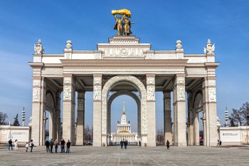 Гости ВДНХ создадут самую большую в мире мозаику из носков Гости ВДНХ создадут самую большую в мире мозаику из носков