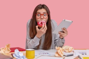 РОМИР: россияне борются со стрессом с помощью еды РОМИР: россияне борются со стрессом с помощью еды