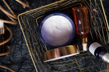 Почти половина россиянок покупает люксовую косметику, чтобы побаловать себя Почти половина россиянок покупает люксовую косметику, чтобы побаловать себя