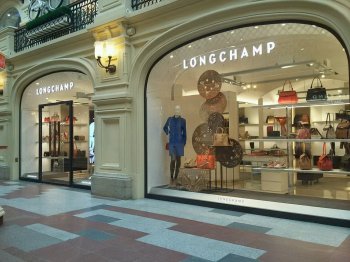 Французская сеть Longchamp закрывает магазины в России Французская сеть Longchamp закрывает магазины в России
