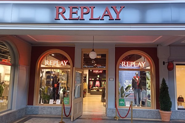 Первый магазин бренда Replay открылся в России Первый магазин бренда Replay открылся в России