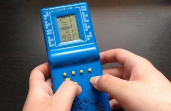 День рождения «Тетриса», или Старые приставки и игрушки вновь набирают популярность в РФ День рождения «Тетриса», или Старые приставки и игрушки вновь набирают популярность в РФ