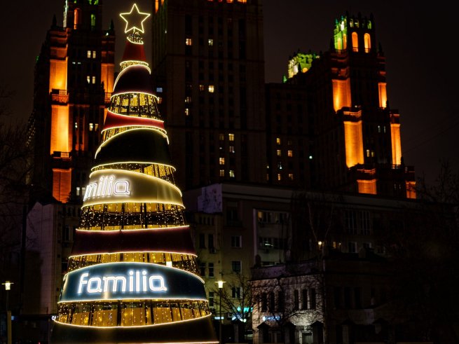 Familia установила брендированную елку на Красной Пресне в Москве Familia установила брендированную елку на Красной Пресне в Москве